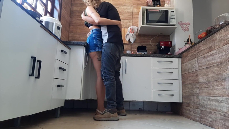 Gabi SweetCouplesStories: Rozmawia przez telefon z rogaczem, podczas gdy jej kochanek ją...