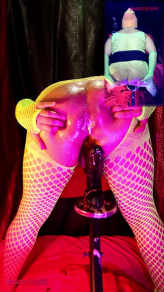 Maskedboy616: Подпрыгиваю на своей смазанной попе в жёлтом флуоресцентном белье 4