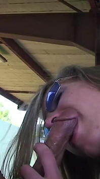 Malá kozatá holka roztahuje nohy venku