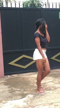 Cette femme de ménage a été chassée par son patron et elle pleure hors de leur porte.