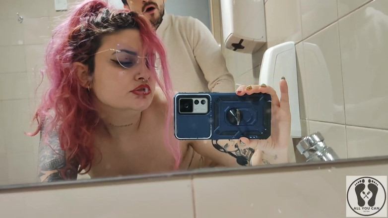 All You Can Fetish: Umumi tuvalette ayakta sikişiyor domalarak sikişiyor yüze boşalma