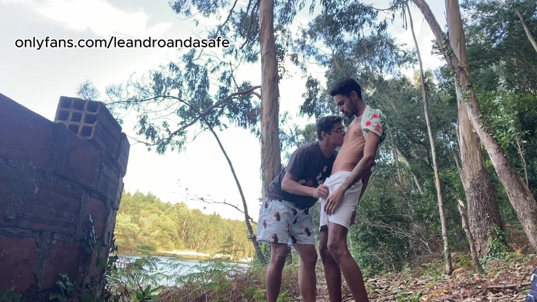 Leandro e Asafe: 森で見つけた見知らぬ人に渡す