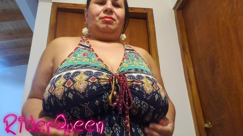 Riderqueen BBW Step Mom Latina Ebony: Milf muestra grandes tetas casual