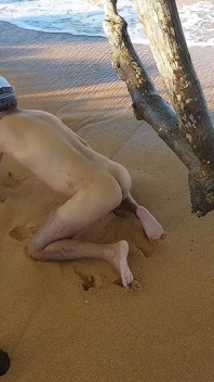 Ladysilva ist eine sehr versaute nackte am strand, die einen schwanz in ihrem heißen arsch will