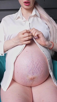 Ciążowy poranek w dniu roboczym. W 9. miesiącu ciąży