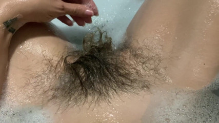 Cuteblonde666: Hairy bush underwater in the bathtub