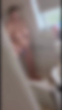 彼は私がシャワーで自慰行為をしているところを捕まえました