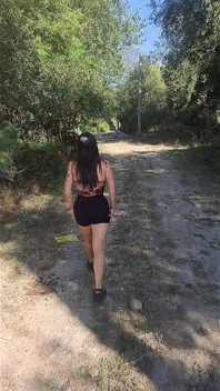 Ho succhiato un grosso cazzo nella foresta e sono stato coperto di sperma. Facciale pov