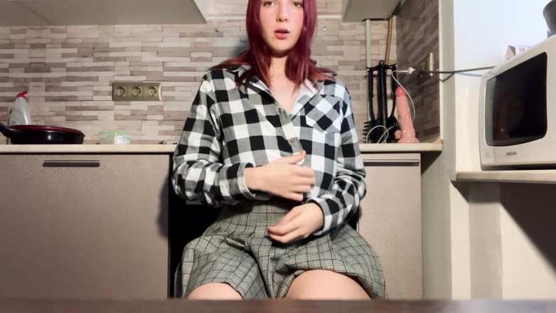 LikaBusy: 饥渴的女学生独自与一个大假阳具 - Likabusy