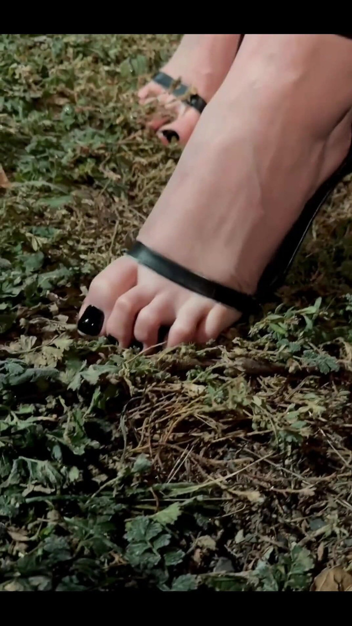 webskinny: Saya suka mengusik awak dengan jari pantat saya dalam kasut...