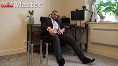 EnglishLeathermaster: Подходящий босс дрочит необрезанный член и кончает на официальной обуви