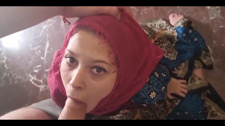 Holycandy: 큰 자지를 빨고 입에 사정하는 무슬림