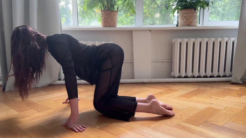 Skinny_lady69: Şeffaf kıyafetlerle seksi esnetme