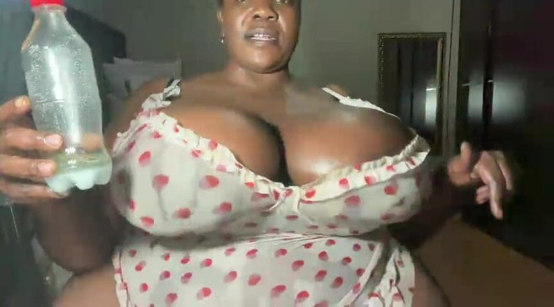Legendary Booty Overdose: Zwarte bbw zuigt dildo en stuitert tieten