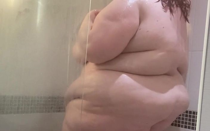 Ivy gold: Taking My Shower