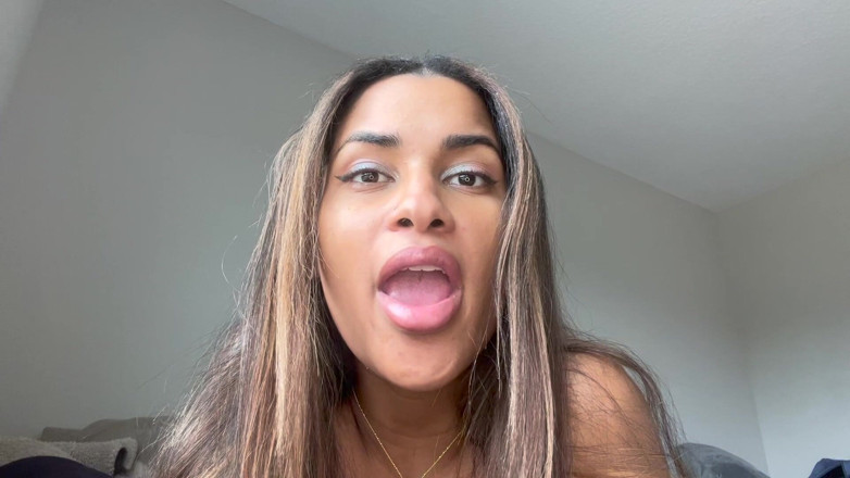 Mya Mula Goddess: あなたは私のスピットカップ、ホワイトボーイ