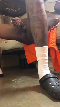 Accarezzo il mio cazzo duro gemendo e sborrando forte