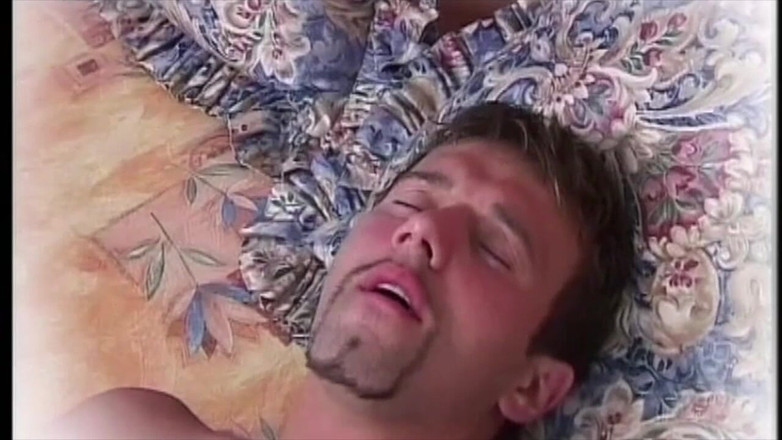 Inhonorof porn: Ahırda beyaz ve siyah bir horozla üçlü