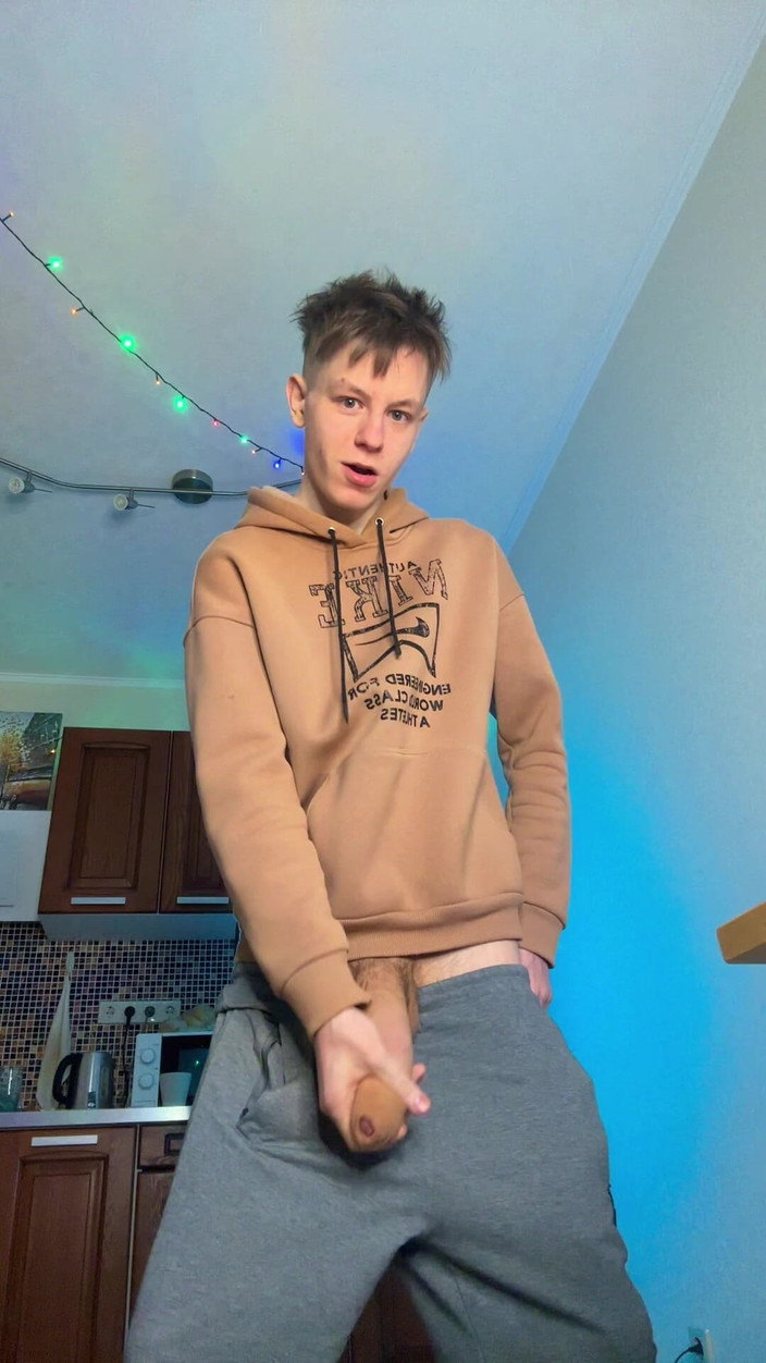 Morflot24: Şaşırtıcı derecede büyük bir yarakla sıska bir çocuktan büyük boşalma