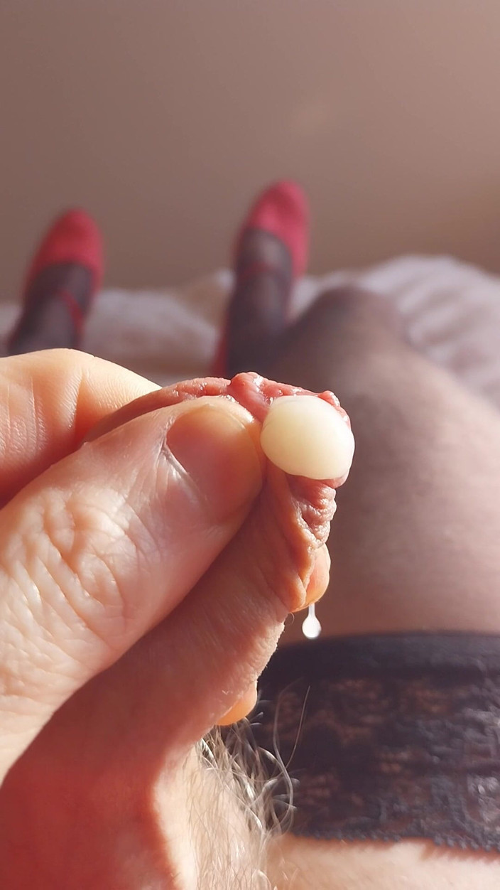 Cindy Belfast: Winzige Klitoris Sissygasmus In Neuem Rosa Höschen