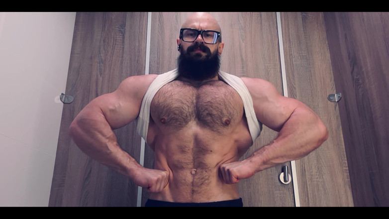 Mister Stone: Pec God. Dengar pernafasan keras saya dan tengok otot saya...