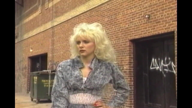 Vintage megastore: Sexy milf calda con figa pelosa scopata da enormi cazzi...