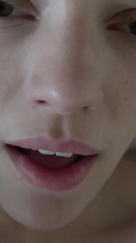 Assista essas meninas pedirem que o papai as encha com porra