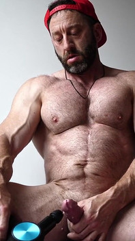 Madison वीर्य के लिए उसके लंड का दूध निकालती है और Theragun का उपयोग करके वीर्य निकालती है