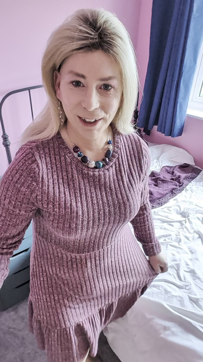 NikkiGee: Scopami il culo, fammi venire!