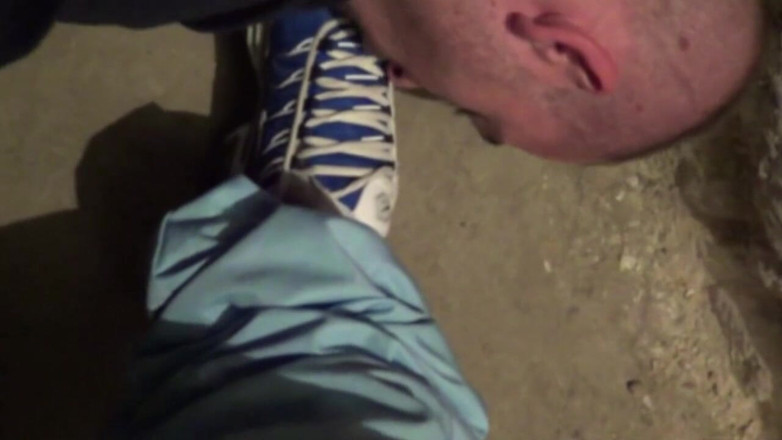 Sneaker Sex Kinky: Sexschuh-dominanz in einem dezenten keller in Paris