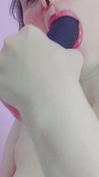 MILF ถูกเล่นด้วยดิลโด้ ดูดแล้วถูควยระหว่างนม