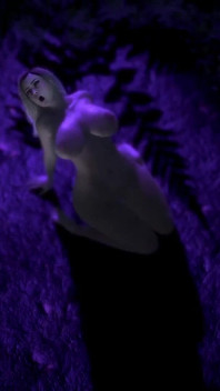 La ragazza bionda cavalca un dildo nella foresta : porno 3D