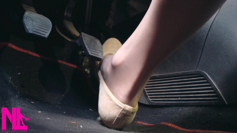 Nyllady: Guida veloce con pompe beige sul modo di andare all'aeroporto