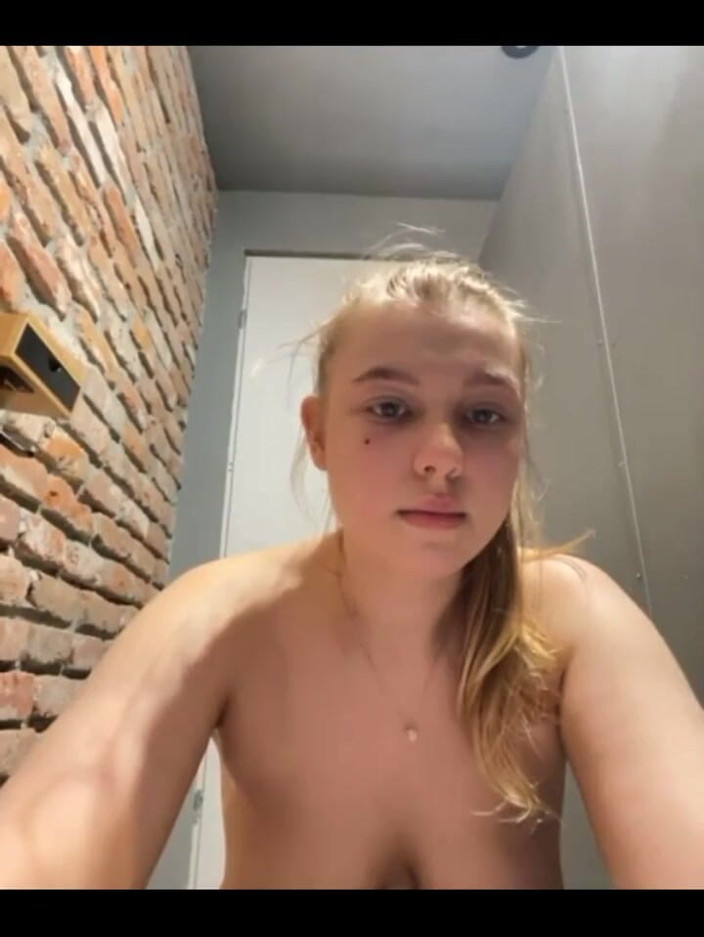 JuiceLussie: Öffentliches tiefes denken. Squirting. Nippelklemmen