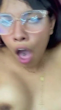 Ela adora ter orgasmos poderosos, mas ama ainda mais o gozo quente dentro de si...