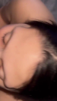 Gadis remaja penurut ini lagi asik berlutut sambil berlutut dan nyuruh tenggorokannya dientot habis-habisan sama kontol besar pria kulit hitam