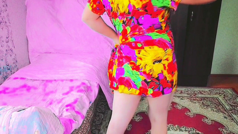 Kitty_Cross: Verspielte repariert haarbrötchen mit sanften händen