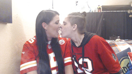 Abby Anna: 给我的女同性恋女友抽烟