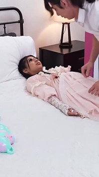 Mi novia compró una muñeca robot y la follamos Escena completa gratuita