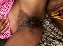 Black Jass: 毛茸茸的努比亚荡妇得到她的阴户剃光和猛烈抨击