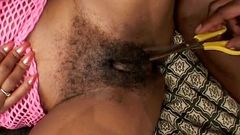 Black Jass: Chlupatá nubian děvka si nechá oholit kundičku a udeřit