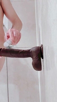 Twink se bucură de un vibrator negru de 30 de cm