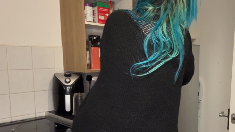 EeveeXo: Une soubrette agacée se nettoie les fesses
