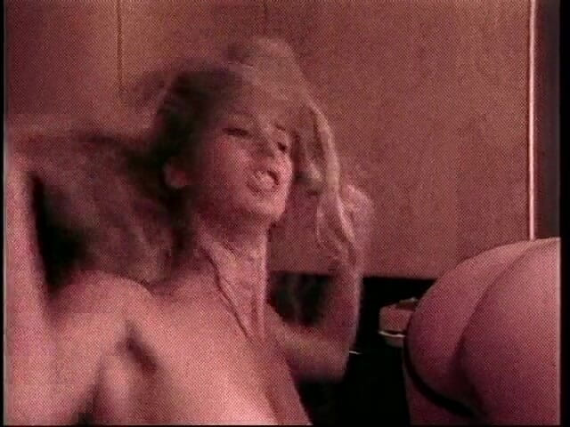A Lesbian World: 부엌에서 크림으로 존나게 따먹히는 금발과 갈색 머리 아가씨