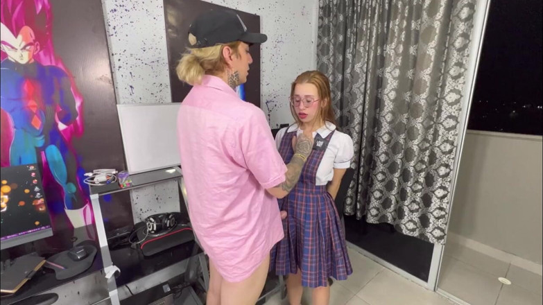 Katty Blake: Kurze uniform und schwanzlust: freches schulmädchen wird gnadenlos gefickt