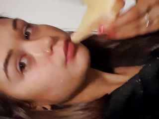 Holly Mae: Holly Kitten mig äter ost på rostat bröd
