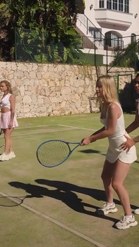 Sexy blonde Karina King zuigt je harde lul in een pov-seksscène