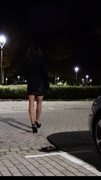 Şeffaf elbisemi giyiyorum ve sidiklerin akmasına izin veriyorum