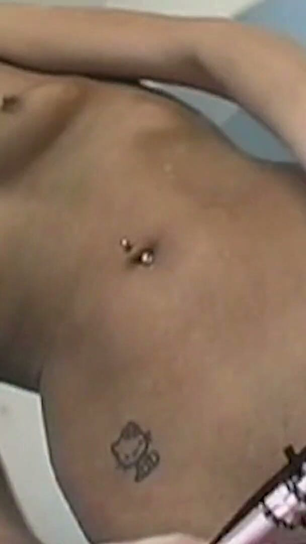 Huge Boobs MILF: Güzel Laurie büyük doğal göğüsleri üyesini oyuncağı olarak açık havada parıltısında...
