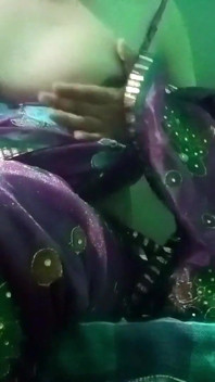 Indiana gay crossdresser em rosa saree pressionando e ordenhando seus peitos tão duro e curtindo o sexo hardcore